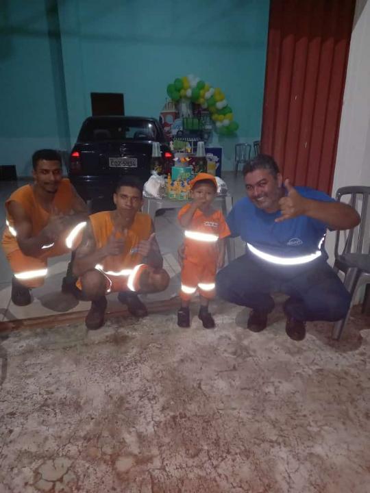 Foto 7 de 8 — Garotinho de 3 anos comemora festa de aniversário homenageando coletores de lixo